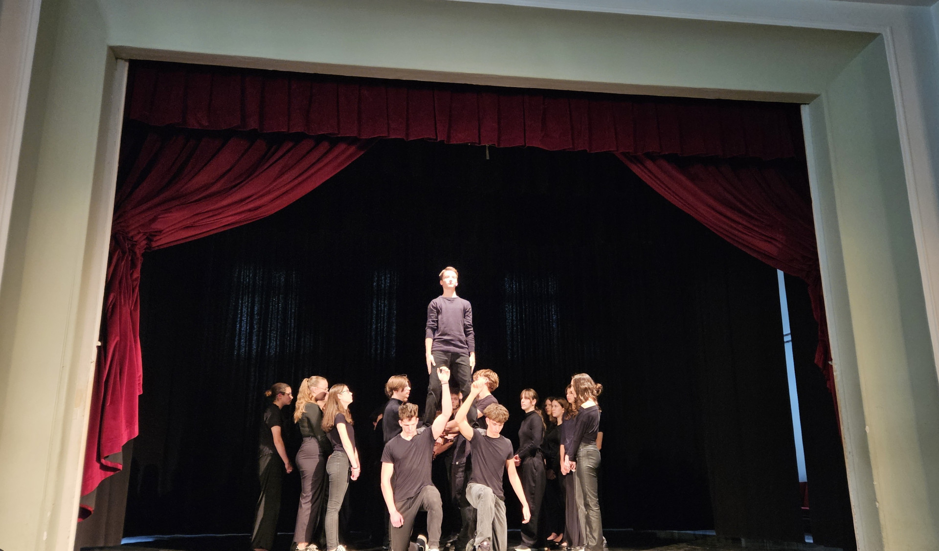 "Piros a vér a pesti utcán..." (Tamási Lajos)