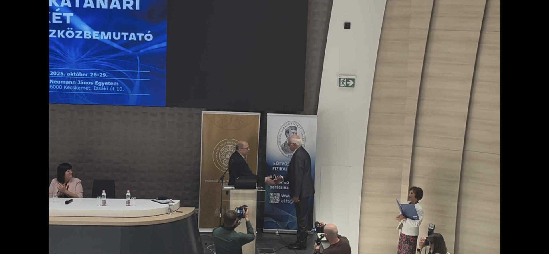 Jéhn János tanár úr Mikola Sándor-díjban részesült