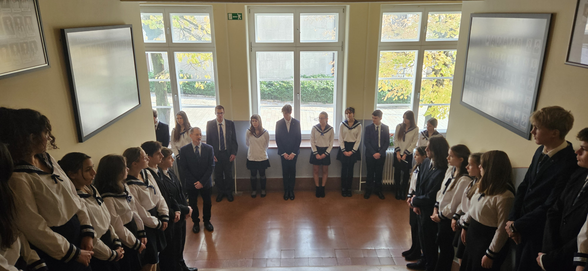 "Az Úristen őriz engem, mert az ő zászlóját zengem."