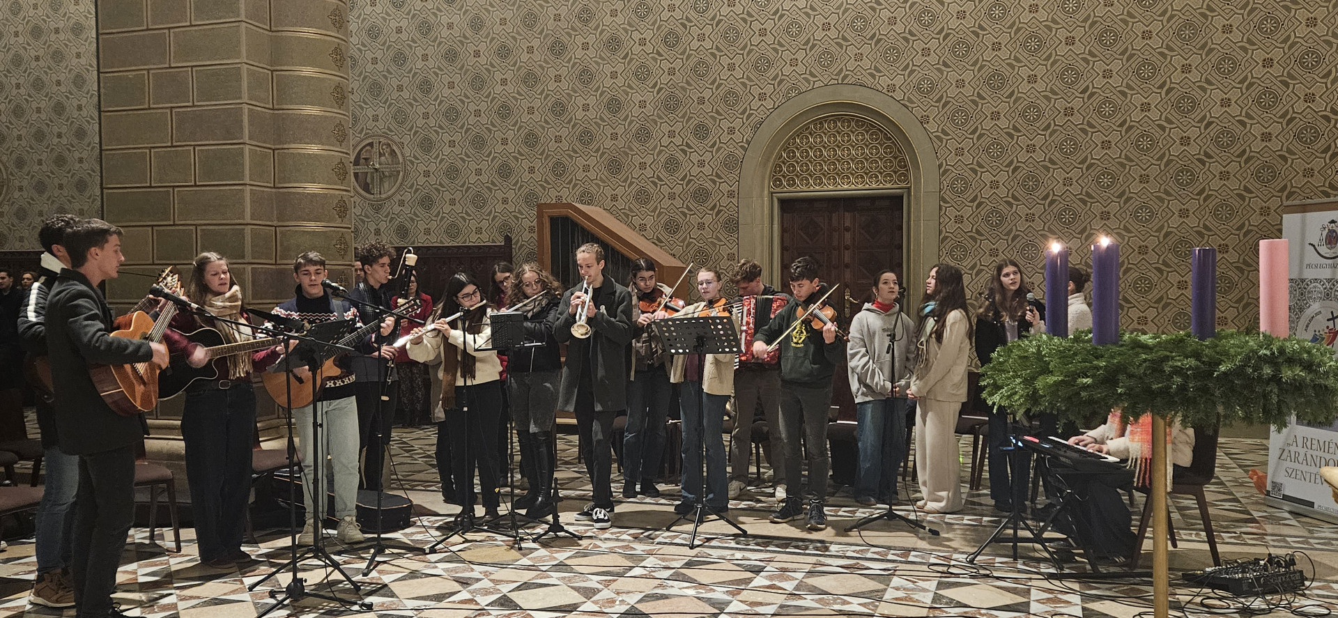 "Harmatozzatok, égi magasok!"