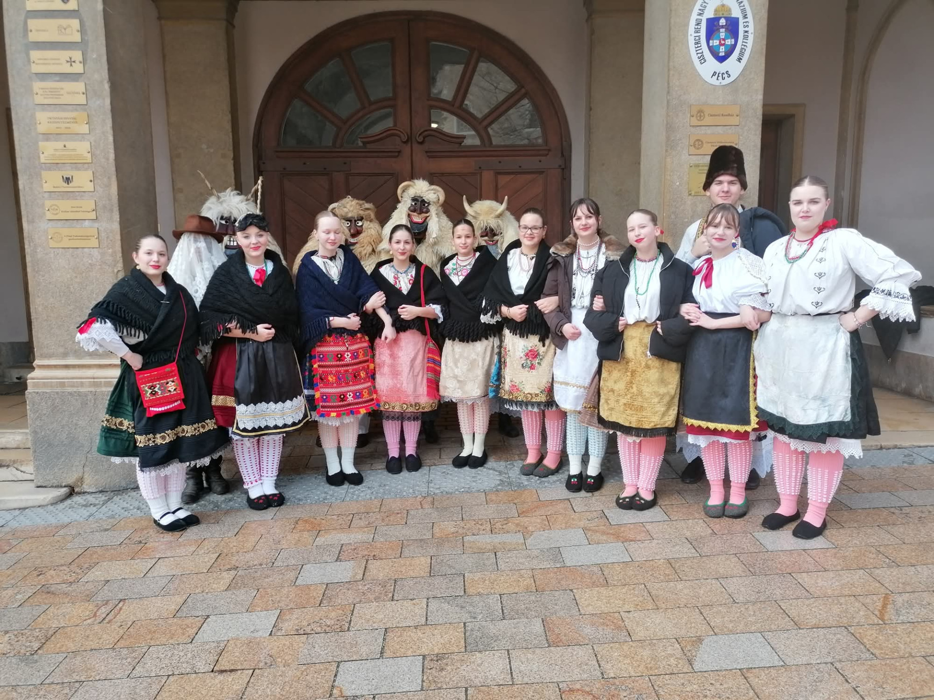 Hagyomány és közösség találkozása a gimnázium udvarán