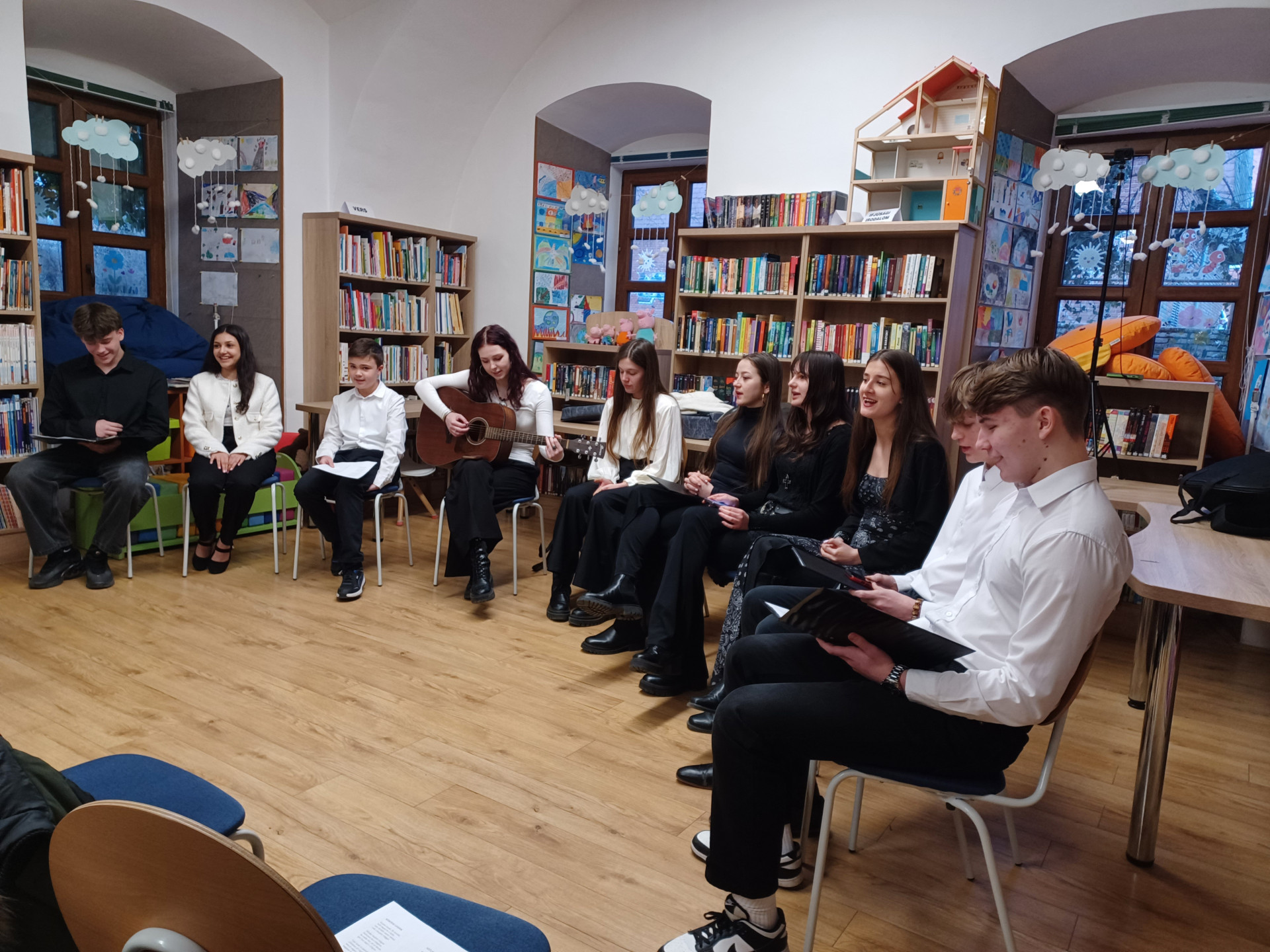 „Szállj költemény, szólj költemény…” – József Attila-est a Várkonyi Nándor Fiókkönyvtárban