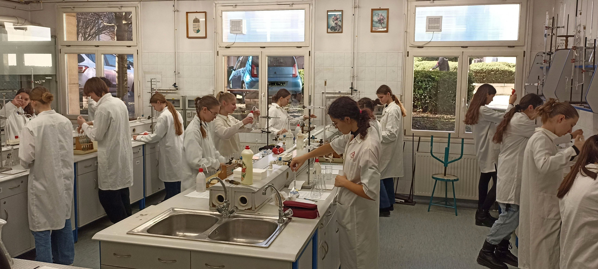 Mindent elsöprő siker az Irinyi kémiaversenyen: minden kategória győztese iskolánk diákja