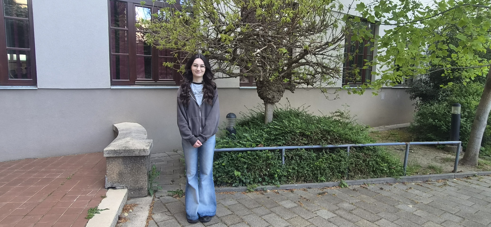 Karnyújtásnyira a dobogótól